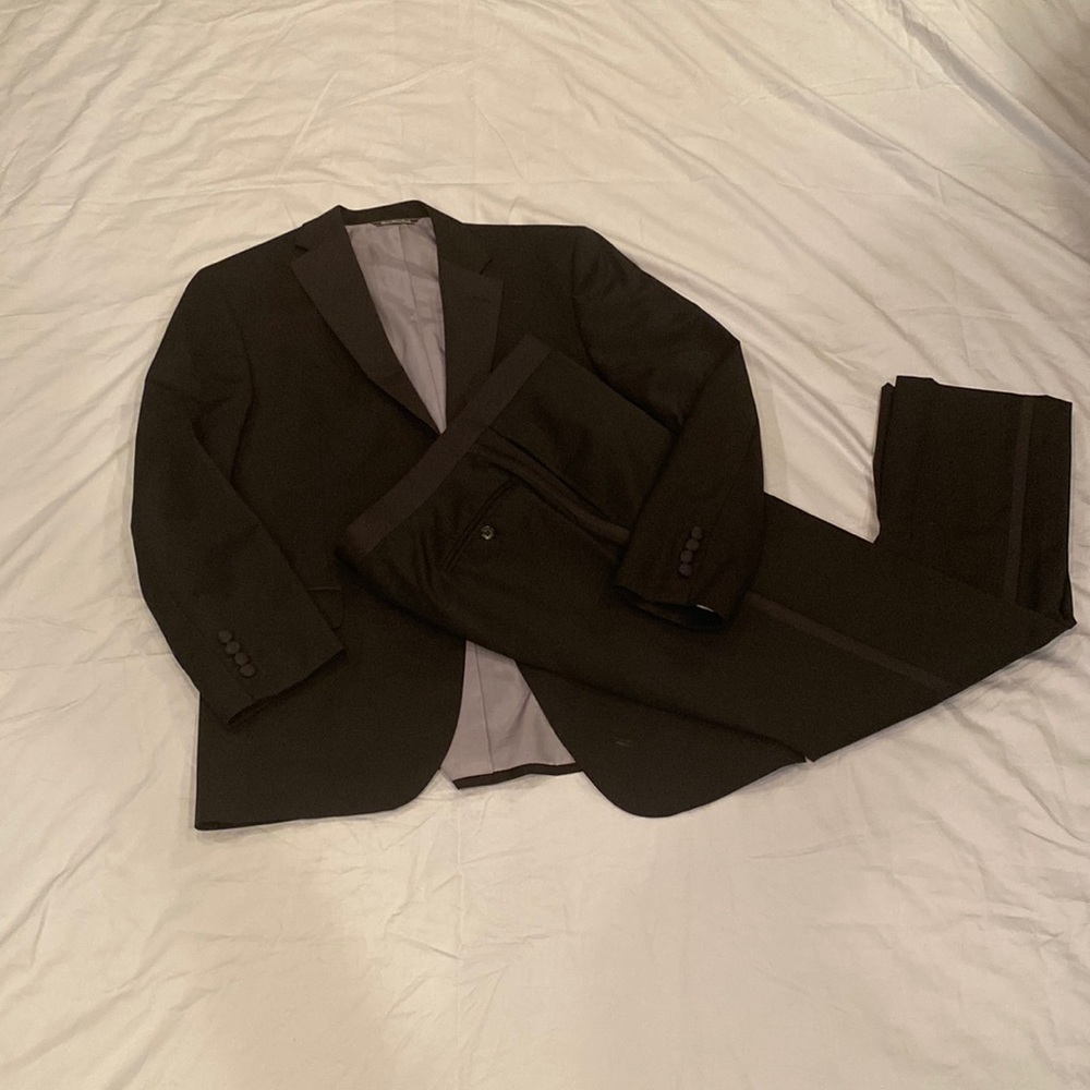 Mens Vera Wang Black Tuxedo Size 42R w/ 34R